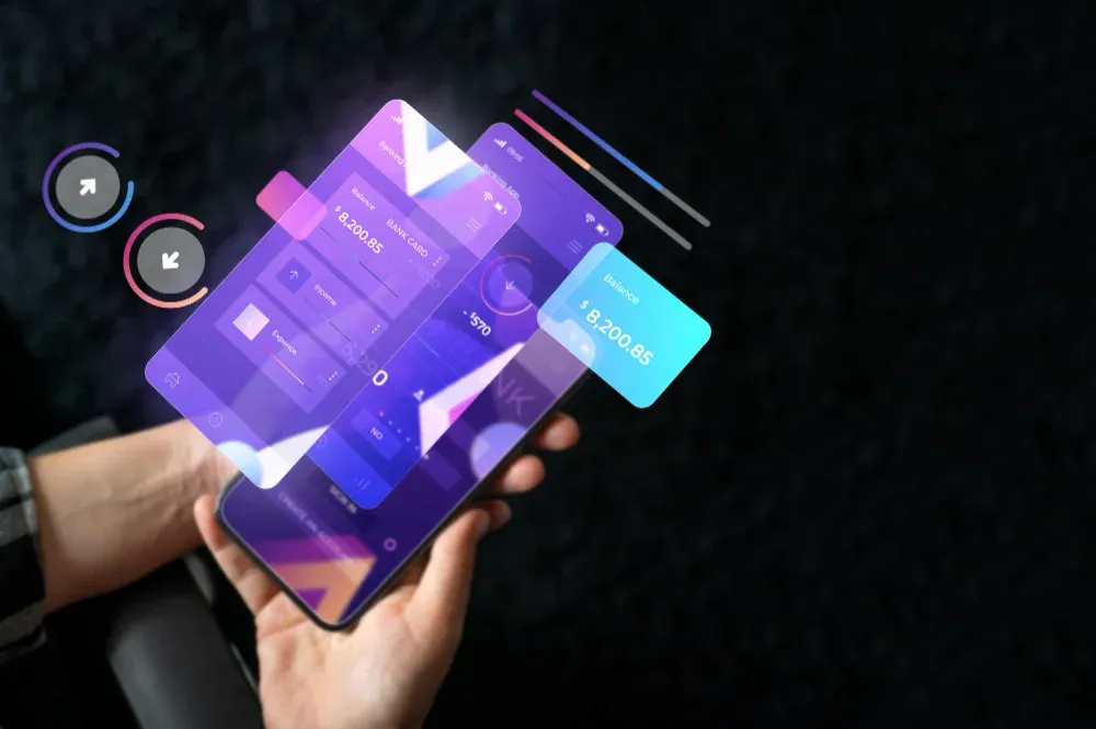 Mano sosteniendo un móvil con la interfaz de una app flotando sobre la pantalla